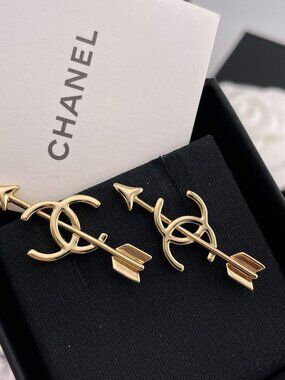 Cha   nel Gold-Tone Arrow & Interlocking CC Logo Stud